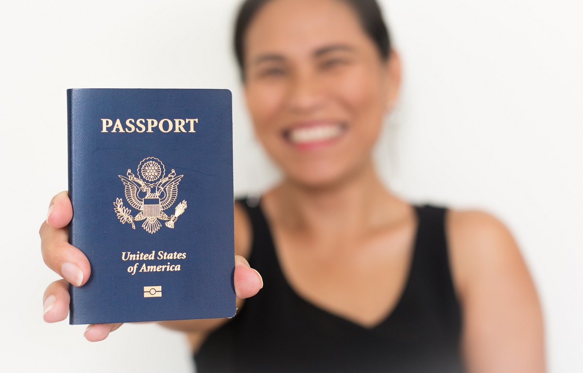 Woman shows you how to apply for a US passport