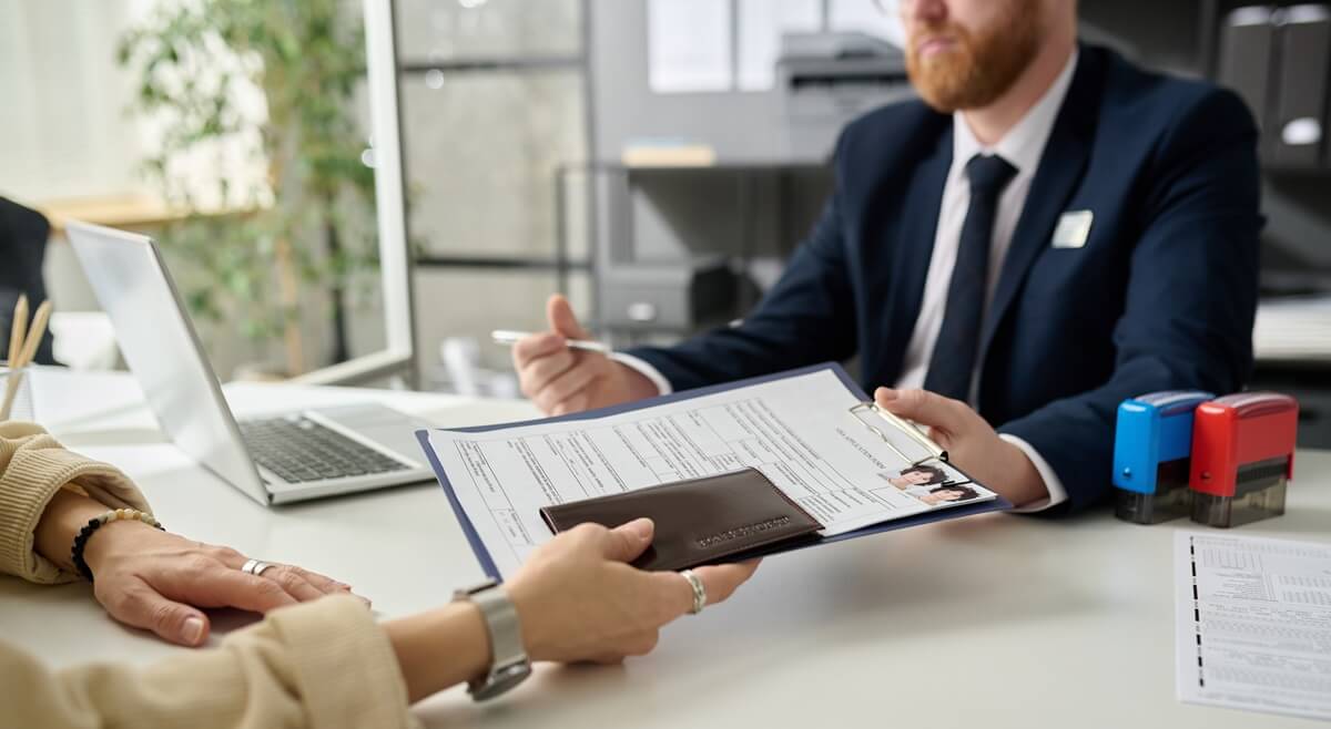 Woman ready to renounce U.S. citizenship with American consular officer